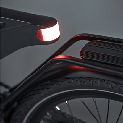 Détail de l’éclairage LED arrière intégré du vélo électrique pliant Berlin Bike 2GO 20 pouces