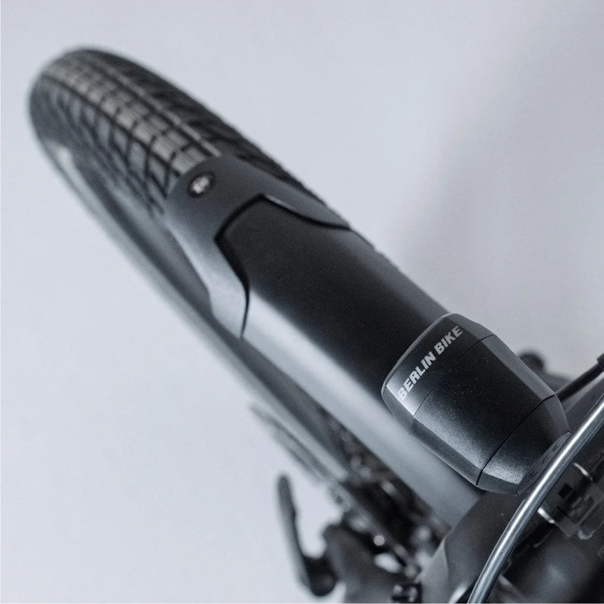 Détail de l’éclairage LED avant intégré du vélo électrique pliant Berlin Bike 2GO 20 pouces