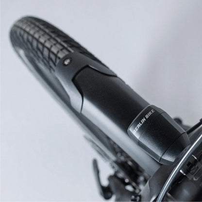 Détail de l’éclairage LED avant intégré du vélo électrique pliant Berlin Bike 2GO 20 pouces