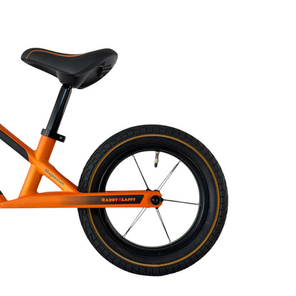 Berlin Bike Raddy Laffy rowerek biegowy 12 cali, szczegół tylnego koła i siodełka, pomarańczowy